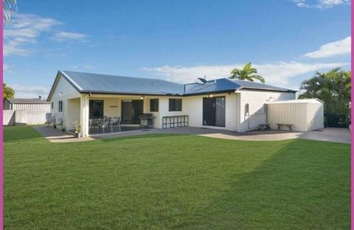 Mount Louisa House | Beautiful, spacious 4 Bedroom 2 Bathroom House in