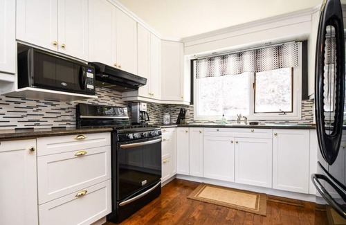 Selwyn Cottage | Beautiful Spacious Cottage on Lake Chemong