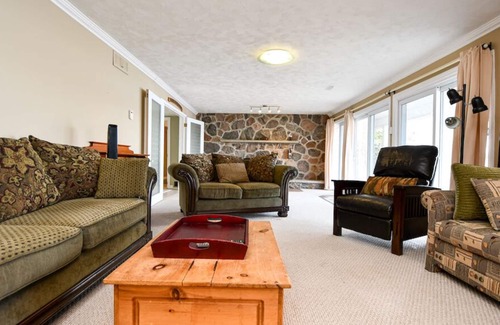 Selwyn Cottage | Beautiful Spacious Cottage on Lake Chemong
