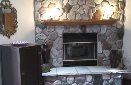 Cedarburg Condo | Beautiful Spacious Condo 28 Mins. From Milwaukee Located Near Downtown Cedarburg
