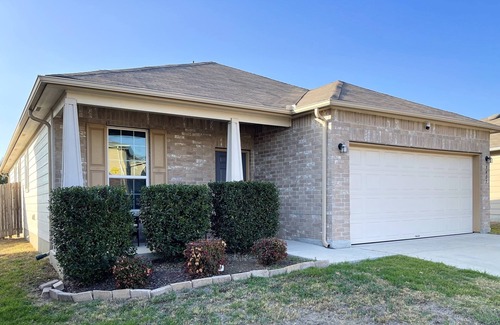 Converse House | Beautiful Spacious Family Home!