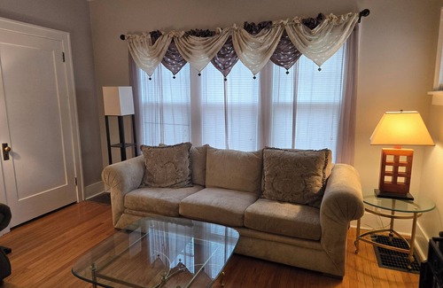 Midtown House | Beautiful Spacious Home - Near Charles Schwab Field- CWS, CHI Arena, Downtown nn