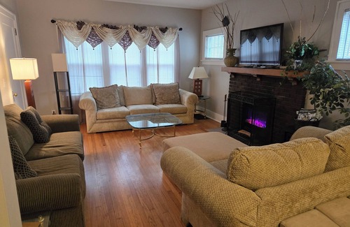 Midtown House | Beautiful Spacious Home - Near Charles Schwab Field- CWS, CHI Arena, Downtown nn