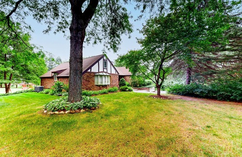McHenry House | Beautiful, spacious home with mature landscaping, game room, & grill - dogs ok