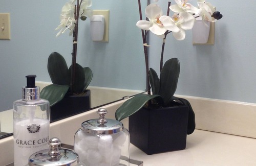 Woodbury House | Beautiful Spacious Townhome w/ 2 Car Garage Close To Everything!