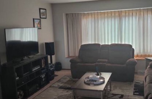 Cedar Rapids - Iowa City House | Beautiful Split-level home NE Cedar Rapids