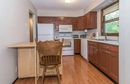 Cedar Rapids - Iowa City House | Beautiful Split-level home NE Cedar Rapids