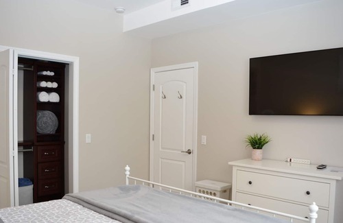 Edgewater Beach House | Beautiful, Spotless 4000 sqf House near Wrigley/Cubs, Lake, Nightlife, Groceries