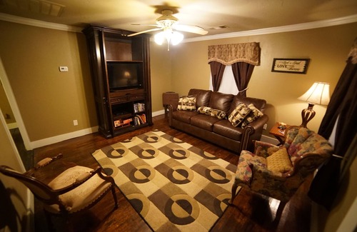 Sanger House | Beautiful Storybook Cottage Style Rustic Home Next To I-35 Easy Access!