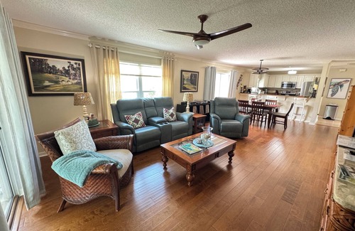 Caroline Villa | BEAUTIFUL Stucco Courtyard Villa! LG. Cage/4-seat Golf Cart/H/W Floors/Granite