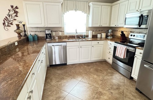 Caroline Villa | BEAUTIFUL Stucco Courtyard Villa! LG. Cage/4-seat Golf Cart/H/W Floors/Granite