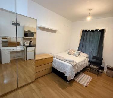 Coldharbour Apartment | Beautiful Studio flat close to central London