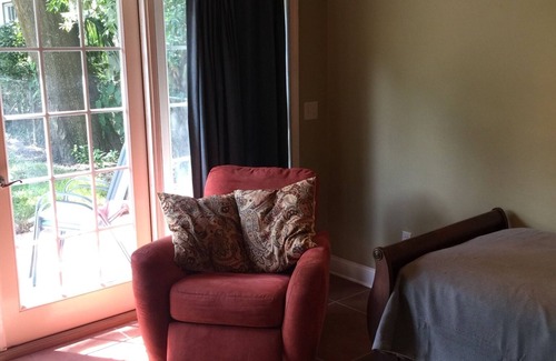 Lakewood Apartment | Beautiful Studio located in San Marco. Large fenced in yard for a dog.