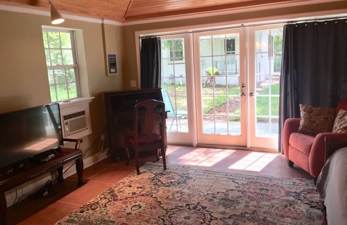 Lakewood Apartment | Beautiful Studio located in San Marco. Large fenced in yard for a dog.