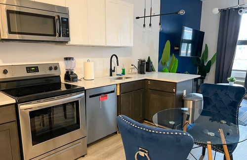 Elizabeth Apartment | Beautiful Studio Near Airport 8830