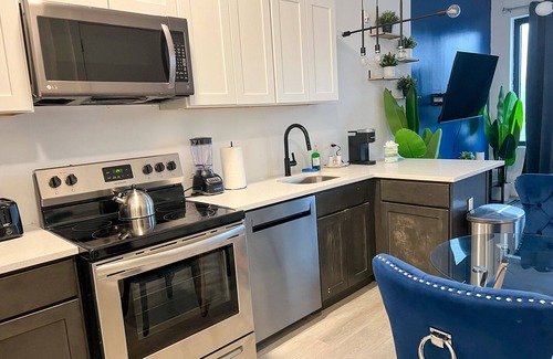 Elizabeth Apartment | Beautiful Studio Near Airport 8830