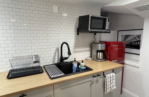 Mount Adams Apartment | Beautiful Studio on the Park in the Heart of Mt. Adams