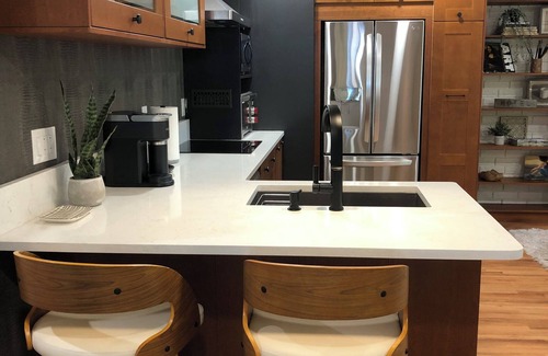 Texarkana Apartment | Beautiful Studio w Full Kit, W/D, Covered parking, Close to Shopping/Restaurants