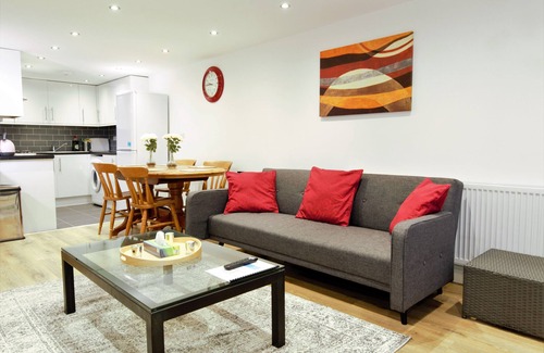 Peninsula Condo | BEAUTIFUL STYLISH 2 BEDROOM APARTMENT IN THE HEART OF GREENWICH