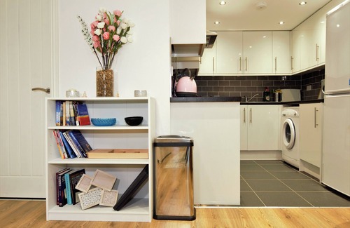Peninsula Condo | BEAUTIFUL STYLISH 2 BEDROOM APARTMENT IN THE HEART OF GREENWICH
