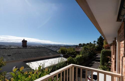 West Launceston House | Beautiful Sunny Home: Close to the CBD & Gorge