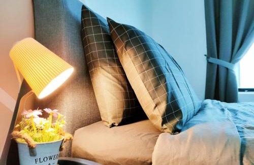 Taman Bukit Mewah Apartment | Beautiful sunset beside Paradigm Mall 14 pax