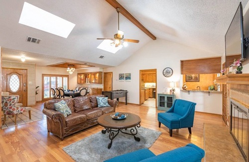 Vista Del Norte House | Beautiful Texas ranch house with Game Room, Private basketball court & Minigolf