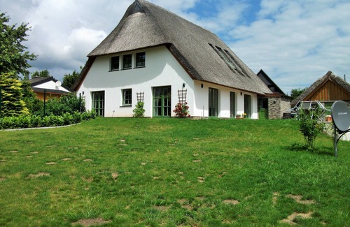 Kogel House | Beautiful thatched cottage amidst the nature park "Lauenburg Lakes"