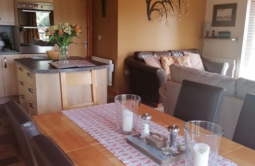 Welton Cabin | Beautiful timber lodge, nestled in tranquil wildlife haven with mountain views.
