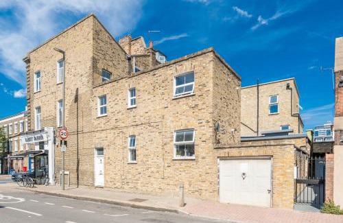 Latchmere Apartment | Beautiful Top-Floor 2-Bedroom Flat in Battersea with Private Balcony & Scenic Views