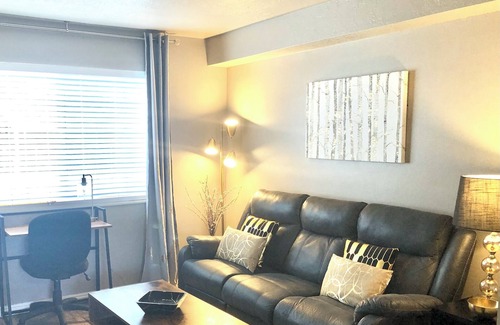 Clearfield House | BEAUTIFUL TOWNHOME!! FAST WIFI, 5 MIN TO HAFB.