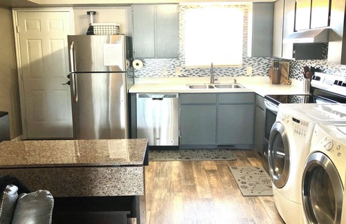 Clearfield House | BEAUTIFUL TOWNHOME!! FAST WIFI, 5 MIN TO HAFB.
