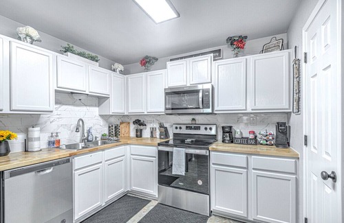 Killeen House | Beautiful Townhome with Hot Tub, Pool Table, and Fire Pit!!
