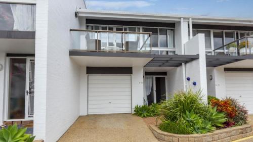 Sandstone Point House | Beautiful Townhouse With Water Views