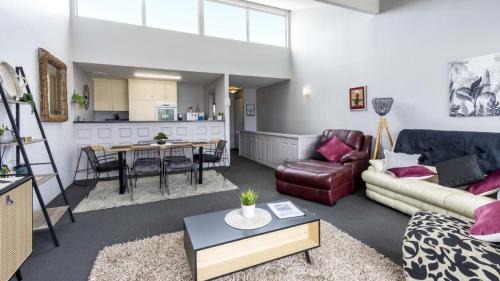 Sandstone Point House | Beautiful Townhouse With Water Views