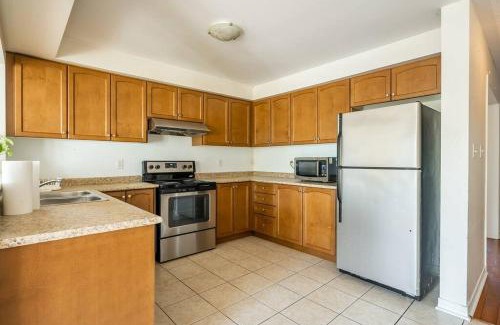 Clairlea - Birchmount Apartment | Beautiful Townhouse In Toronto