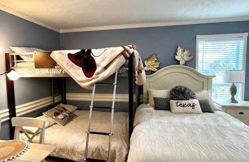 Katy House | Beautiful traditional home*Modern updates*Guest suite B