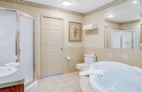 Lake Harmony Resort | Beautiful two bedroom apartment with jacuzzi surrounded by Pocono Mountains