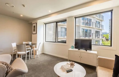Newton House | Beautiful Two Bedroom Apartment Next To Myers Park