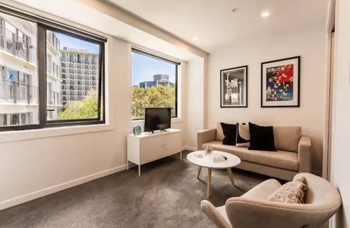 Newton House | Beautiful Two Bedroom Apartment Next To Myers Park