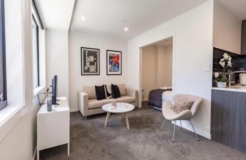 Newton Apartment | Beautiful Two Bedroom Apartment next to Myers Park