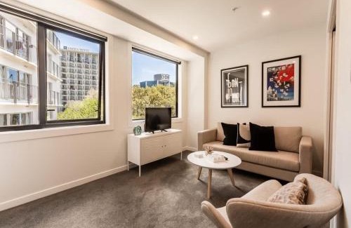 Newton Apartment | Beautiful Two Bedroom Apartment next to Myers Park