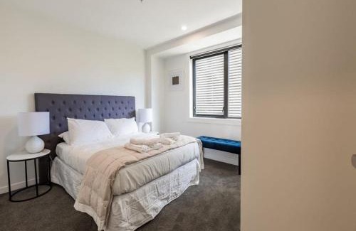 Newton Apartment | Beautiful Two Bedroom Apartment next to Myers Park