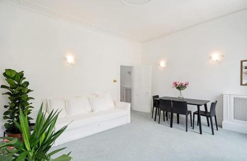 Chelsea Apartment | Beautiful Two Bedroom Maisonette in the heart of Chelsea