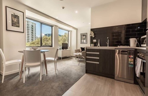 Newton Apartment | Beautiful Two Bedroom Apartment next to Myers Park