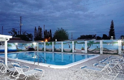 Holiday Condo | Beautiful updated Condo on the Lake