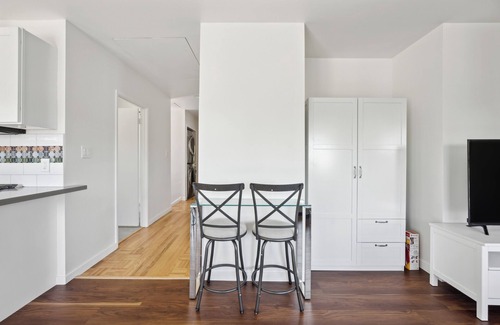 South Berkeley House | Beautiful upstairs 3-bedrm 1.5 Ba flat in Berkeley, W/D in unit, fast WiFi