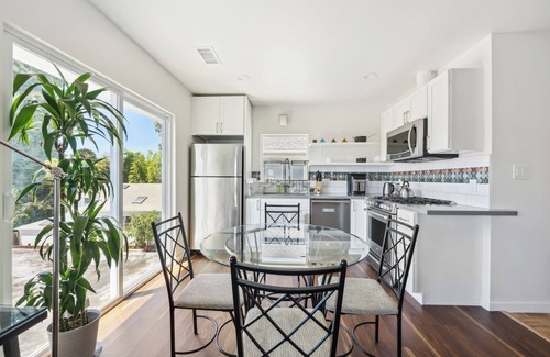 South Berkeley House | Beautiful upstairs 3-bedrm 1.5 Ba flat in Berkeley, W/D in unit, fast WiFi
