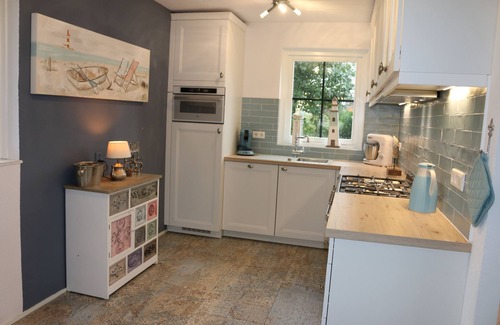 Julianadorp aan zee House | Beautiful vacation home close to the beach, fireplace, quiet location, completely fenced in