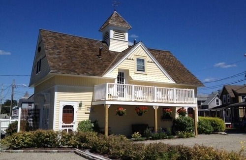 Buzzards Bay Apartment | Beautiful Victorian Carriage House w/Private Beach. Special Sun-Fri!